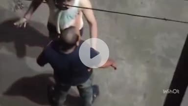 छिबरामऊ: नगर पालिका रोड पर कुछ लोग एक व्यक्ति के साथ थप्पड़ और चप्पल से कर रहे बरसात, स्थानीय लोगों ने वीडियो बनाकर किया वायरल