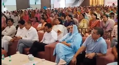 हनुमानगढ़: जंक्शन में बहनों की सुरक्षा-सम्मान पर्व के तहत आंगनबाड़ी बहन सम्मान दिवस का आयोजन, 501 रुपए की छाता और मिठाई भेंट