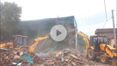 फरेंदा: खरहरवा गांव में अवैध मदरसे पर चला बुलडोजर, अतिक्रमण किया गया ध्वस्त