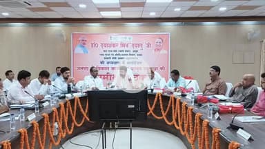 फरेंदा: महराजगंज के प्रभारी मंत्री डॉ. दयाशंकर मिश्रा ‘दयालु जी’ ने कलेक्ट्रेट सभागार में विकास कार्यों की की समीक्षा