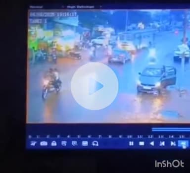 जानसठ: मीरापुर बस स्टेण्ड पर बेकाबू प्राइवेट बस का कहर, सड़क पर दौड़ती बस ने कई वाहनों को कुचला, दो घायल, CCTV में कैद