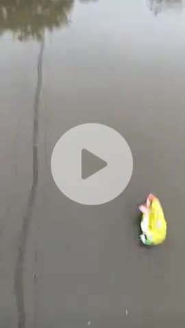 मैनपुरी #नगला कीरत में सड़कों पर जल भराव के कारण लोगों को निकलने में काफी हो रही दिक्कत