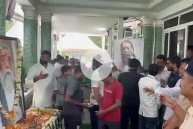 कांके: मोरहाबादी स्थित आवास में दिवंगत शिबू सोरेन को श्रद्धांजलि देने पहुंचे कई लोग