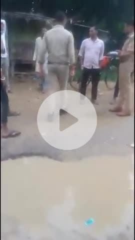 अमेठी: संग्रामपुर सिपाही द्वारा दुकानदार की पिटाई का वीडियो वायरल, एसपी ने दिए जांच के आदेश
#vayralvideo