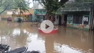 नौगावां सादात: 3 दिनों से हो रही लगातार बारिश के कारण नौगांवा तहसील में हुआ जलभराव, वीडियो हुआ वायरल