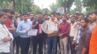 रामपुर: कलेक्ट्रेट में पेपर लीक की समस्या को लेकर छात्रों ने किया प्रदर्शन और सौंपा ज्ञापन