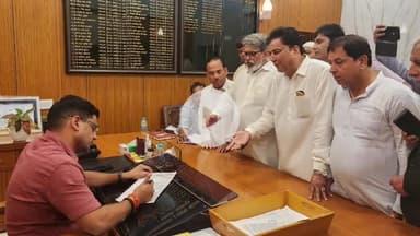 रामपुर: मंगलवार को कलेक्ट्रेट में कांग्रेस पार्टी के पदाधिकारियों ने विभिन्न मांगों को लेकर डीएम को ज्ञापन सौंपा