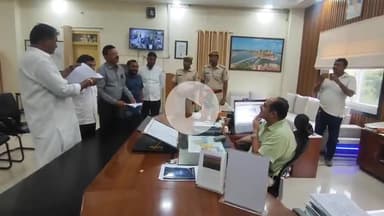 झालरापाटन: स्टोन क्रेशर एसोसिएशन ने सरकार की उद्योग नीतियों के खिलाफ किया विरोध, मिनी सचिवालय में CM के नाम DM को दिया ज्ञापन