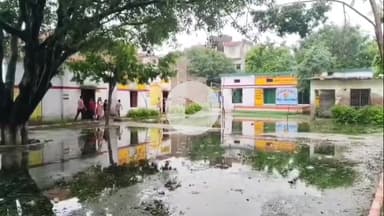 धनौरा: गजरौला के गांव मोहम्मदाबाद मुस्तकीम में स्थित कंपोजिट विद्यालय में बारिश से बना तालाब, क्लास में घुसा पानी