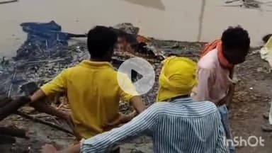 बक्सर: गंगा में उफान से बक्सर में अंतिम संस्कार में दिक्कत, लकड़ियां हुईं महंगी; राख विसर्जन भी मुश्किल