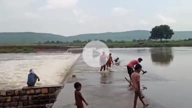 कर्वी: मानिकपुर बरदहा नदी में उफान से कई गांव का टूटा तहसील मुख्यालय से संपर्क, जान जोखिम में डालकर रपटे को पार करते दिखे लोग