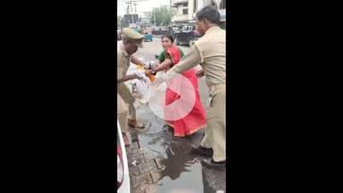 कोल: गाँधीपार्क बस स्टैंड पर समाजवादियों ने सीएम योगी का फूंका पुतला, पुलिस की, महिला नेता से पुतले की खूब हुई खींचतान