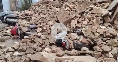 ग्वालियर गिर्द: ग्वालियर: दौलतगंज बैंड मार्केट में मकान गिरा, मलबे में मोटरसाइकिल दबी