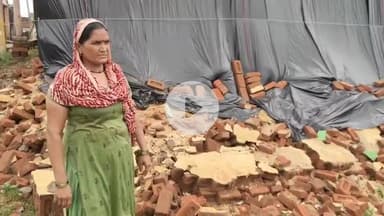 धनौरा: गजरौला के मोहल्ला मायापुरी में चार दिन से बारिश के कारण मकान की दीवार गिरी, परिवार ने भागकर बचाई जान