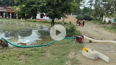 अमेठी: सरकारी स्कूल में बारिश का पानी भरने से पढ़ाई बाधित, नगर पंचायत अमेठी कर रही जल निकासी