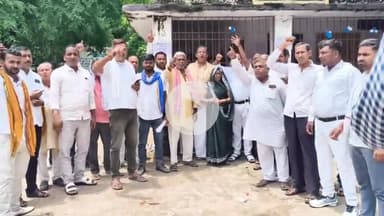 आरा: आरा ब्लॉक में जमकर हंगामा, प्रमुख, उप प्रमुख व पंचायत समितियों ने सीओ के खिलाफ किया नारेबाजी