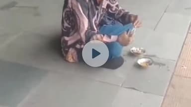 सतना रेलवे प्लेटफार्म पर शराबी ने समोसे में मिलाकर पी शराब, वीडियो वायरल