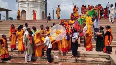 बाह: बटेश्वर धाम में महिला मंडल ने 101 साड़ियों की चुनरी अर्पित कर यमुना मैया का किया पूजन