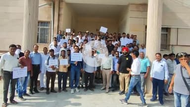 झालरापाटन: पिपलोदी स्कूल के निलंबित शिक्षकों और अधिकारियों की बहाली की मांग को लेकर मिनी सचिवालय में कर्मचारी संघ ने किया प्रदर्शन