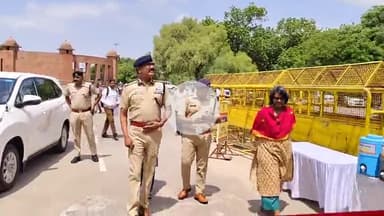 बीकानेर: कलेक्ट्रेट परिसर में कैदियों द्वारा बनाए गए हस्त निर्मित सामान की स्टाल लगाई गई, आईजी हेमंत शर्मा ने किया उद्घाटन