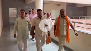 मथुरा: डीग गेट स्थित आजाद मार्केट की दुर्दशा को लेकर पार्षद प्रतिनिधियों ने नगर आयुक्त को ज्ञापन सौंपा