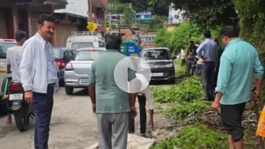 लोहाघाट: नगर पालिका की टीम ने लोहाघाट नगर के विभिन्न वार्डों में बारिश के बाद बंद नालियों की सफाई के लिए अभियान चलाया