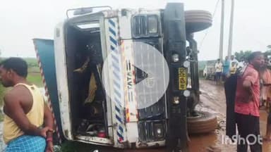 हिरणपुर: पत्थर से लदा हाइवा पलटने से चालक और उपचालक बाल-बाल बचे