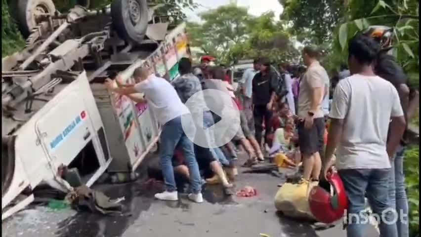 মিরিক: মিরিকের ঘেয়াবাড়ি এলাকায় চা শ্রমিক বোঝাই পিকআপ ভ্যান উল্টে আহত ৬ শ্রমিক