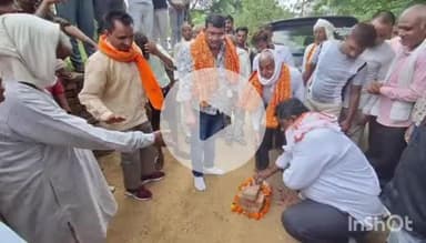 एत्मादपुर: नगला छिद्दू मलीपुरा में पंचायत निधि से बनवाई जा रही 6 नई आरसीसी सड़कों का शिलान्यास जिला पंचायत सदस्य व प्रधान ने किया