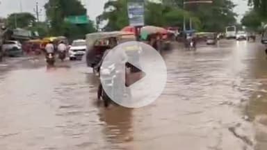 बहराइच: चौक बाजार स्थित बिसात खाना लाइन व सलारपुर में बारिश के बाद सड़कों पर भीषण जलभराव, लोगों ने समाधान की मांग की