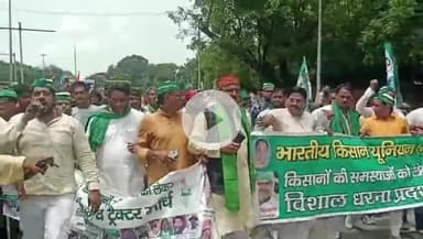 मथुरा: किसानों का गुस्सा खाद के लिए फूटा, बड़ी संख्या में किसान ट्रैक्टर से कलेक्ट्रेट पहुंचे और प्रदर्शन किया