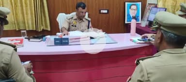 कर्वी: अपर पुलिस अधीक्षक चित्रकूट ने थाना पहाड़ी के समस्त विवेचकों का किया अर्दली रुम