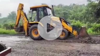 पांकी: पांकी-बालूमाथ मुख्य एसएच पर जर्जर सड़क की समाजसेवी उमेश यादव ने करवाई मरम्मत