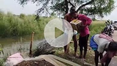 रहुई: सोनसिकरा गांव में जलजमाव से डूबी धान की फसल को बचाने के लिए किसान जुटे