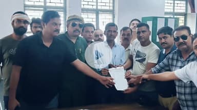 रामपुर: उद्योग व्यापार प्रतिनिधि मंडल के पदाधिकारियों ने डूंगरपुर मंडी समिति के उपसचिव को सौंपा ज्ञापन