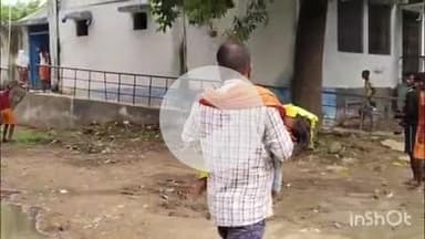 आरा: गाजीयापुर गांव में नानी के घर आए 3 साल के बच्चे की डूबने से मौत के बाद सदर अस्पताल पहुंचे राजद नेता रघुपति यादव