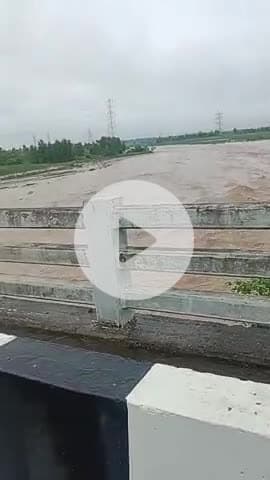 jaspur fikka nade ka paani pul ke saat mil kar chal raha hai