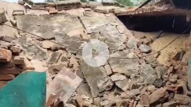रौन: लहार क्षेत्र के वार्ड नंबर 9 में एक पक्का मकान भरभरा कर गिरा, गृहस्थी का सामान दबा