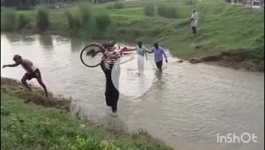 फरेंदा: पुल के बगैर अमजन की फंसी ज़िंदगी: फुलवरिया सेमराडाड़ी सड़क बही, ग्रामीणों में आक्रोश