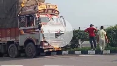फतेहाबाद: आगरा लखनऊ एक्सप्रेस वे पर चालक की झपकी से ट्रक डिवाइडर में फंसा, बाल-बाल बचे चालक और परिचालक
