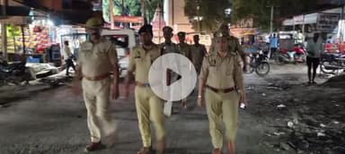 कर्वी: क्षेत्राधिकारी राजापुर ने कस्बा पहाड़ी में पैदल गश्त कर सुरक्षा का लिया जायजा