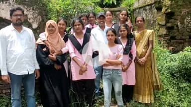 इचाक: आदर्श इंटर कॉलेज के विद्यार्थियों ने किया सूर्य मंदिर का शैक्षणिक भ्रमण