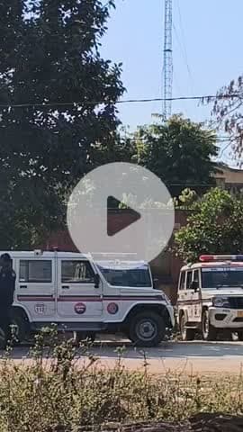 वैर: एडीजे मोहित द्विवेदी के आदेश पर थाना अधिकारी ने गोठरा के नृसिंह मंदिर के पुजारी को जमीन की सुपुर्दगी दी