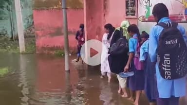 चरपोखरी: मध्य विद्यालय चरपोखरी में बारिश के कारण जल जमाव से छात्रों को पानी के रास्ते आने-जाने को मजबूर होना पड़ा