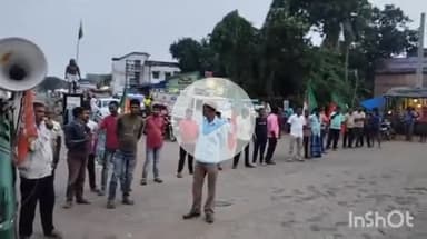 সারেঙ্গা: শুভেন্দু অধিকারীর উপর হামলার প্রতিবাদে সারেঙ্গার পি মোড়ে পথ অবরোধ রাইপুর বিধানসভার তিন নম্বর মন্ডলের নেতা কর্মীদের