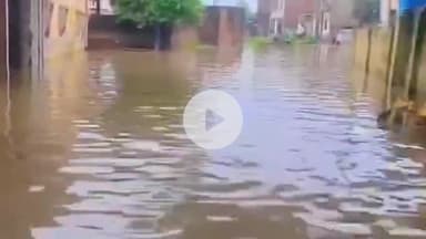 नौगावां सादात: चार दिन से लगातार हो रही भयंकर बारिश, नौगांवा के गांव खेड़का में भरा पानी, ग्रामीण परेशान