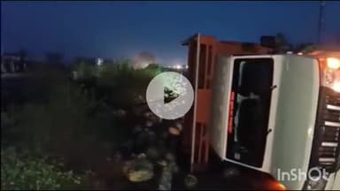 गुना: नेशनल हाईवे 46 के हाडा डुंगासरा गांव के पास पिकअप वाहन पलटा, सड़क पर बिखरे कद्दू, चालक बाल-बाल बचा