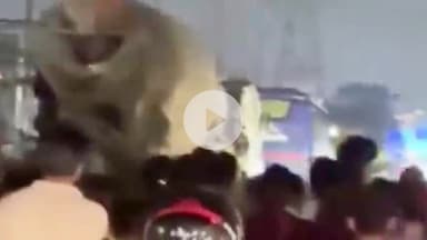 देहरादून: मुस्कान होटल, देहरादून के बाहर रॉन्ग साइड गाड़ी लगाने को लेकर दो पक्षों में हुआ विवाद, वीडियो वायरल