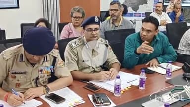 देहरादून: राज्य आपातकालीन केंद्र पहुंचे अधिकारी, सीएम धामी उत्तरकाशी के धराली से ऑनलाइन बैठक ले रहे हैं