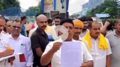 बाढ़: बाढ़ के एनटीपीसी मटेरियल गेट पर हाईवा संचालकों ने मांगों को लेकर किया प्रदर्शन